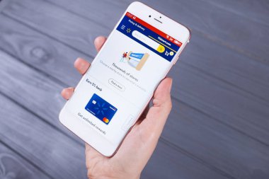 Kyiv, Ukrayna - 1 Mayıs 2020: Walmart 'ın ekranda olduğu akıllı telefonu tutan eller, Illustrative Editorial