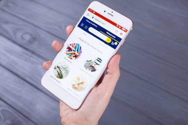 Kyiv, Ukrayna - 1 Mayıs 2020: Walmart 'ın ekranda olduğu akıllı telefonu tutan eller, Illustrative Editorial