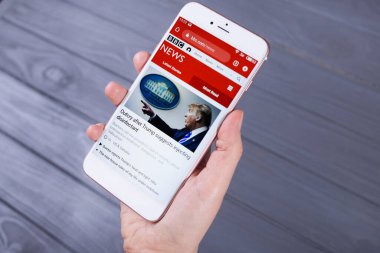 Kyiv, Ukrayna - 1 Mayıs 2020: Eller BBC ile bir akıllı telefonu ekranda tutuyor, İllüstrasyon Editörü