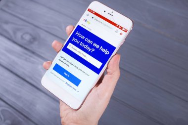 Kyiv, Ukrayna - 1 Mayıs 2020: Ebay ekranında akıllı telefonu tutan eller, İllüstrasyon Editörü