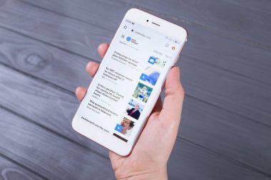 Kyiv, Ukrayna - 9 Mayıs 2020: ABD ile akıllı telefonu ekranda tutan eller,