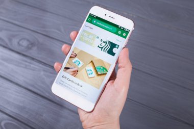 Kyiv, Ukrayna - 9 Mayıs 2020: Starbucks 'ın sergilendiği akıllı telefonu tutan eller