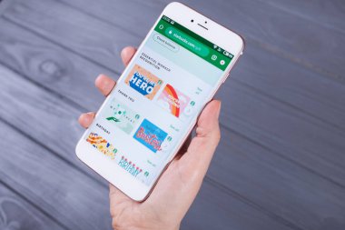 Kyiv, Ukrayna - 9 Mayıs 2020: Starbucks 'ın sergilendiği akıllı telefonu tutan eller