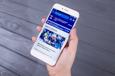 Kyiv, Ukrayna - 15 Mayıs 2020: Ekranda NFL 'li akıllı telefonu tutan eller, İllüstrasyon Editörü