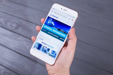 Kyiv, Ukrayna - 15 Mayıs 2020: Ekranda Boeing 'in olduğu akıllı telefonu tutan eller, İllüstrasyon Editörü