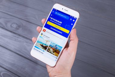 Kyiv, Ukrayna - 15 Mayıs 2020: Ryanair 'in oynadığı akıllı telefon ekranda, İllüstrasyon Editörü