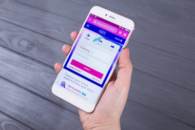 Kyiv, Ukrayna - 15 Mayıs 2020: Wizzair 'ın oynadığı akıllı telefon ekranda, Illustrative Editorial