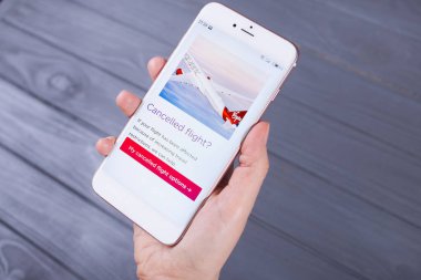 Kyiv, Ukrayna - 15 Mayıs 2020: Virgin Atlantic 'in olduğu akıllı telefon ekranda, Illustrative Editorial