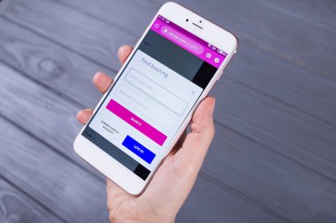 Kyiv, Ukrayna - 15 Mayıs 2020: Wizzair 'ın oynadığı akıllı telefon ekranda, Illustrative Editorial