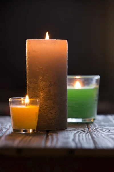 Großaufnahme Von Drei Brennenden Kerzen Auf Dem Holztisch Zimmer — Stockfoto