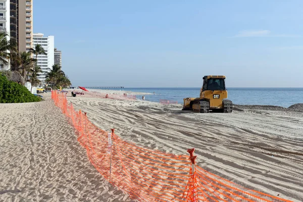 Bulldozer Spreading New Beach Sand — Stock Photo, Image