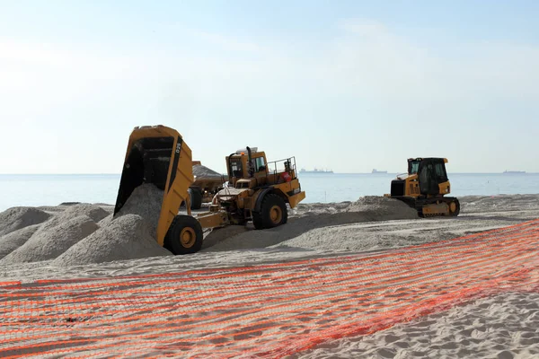 Dump Trucks Replenishing Beach Sand — Stock Photo, Image