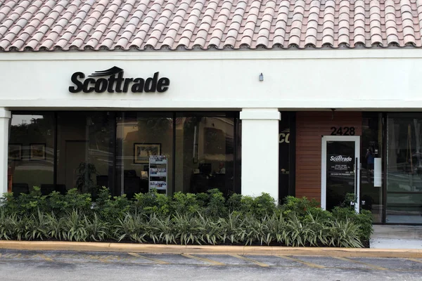 Scottrade teken buiten in de dag — Stockfoto