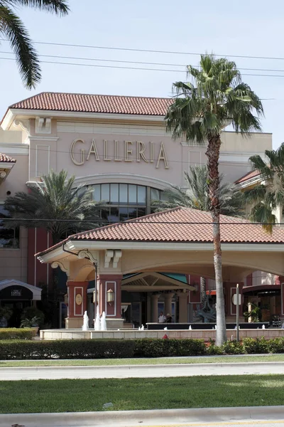 De ingang van de Main Front Galleria Mall — Stockfoto