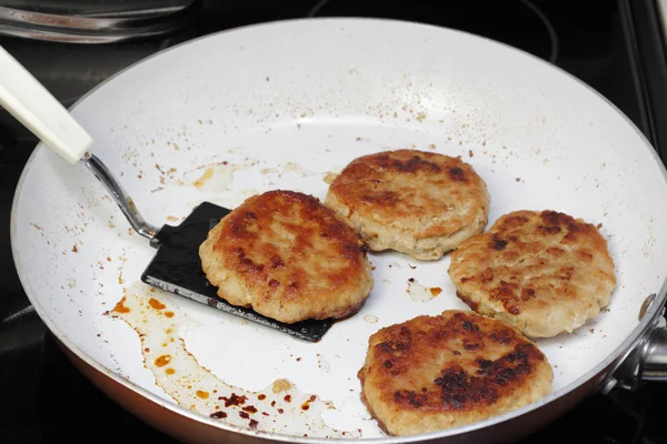 Putenburger fertig gekocht in der Pfanne — Stockfoto