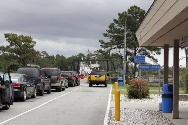 Vehicles Waiting to Board Southport Ferry — Stock Photo, Image