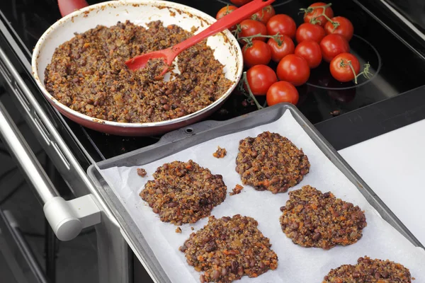 Zubereitung von Quinoa-Burgern mit Tricolor-Bohnen — Stockfoto