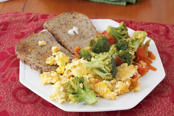 Jajecznica warzywa i tosty śniadanie — Zdjęcie stockowe