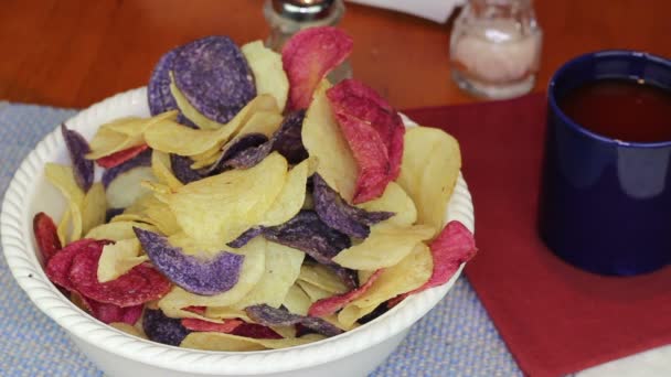 Doigts Choisir des chips de pommes de terre colorées — Video