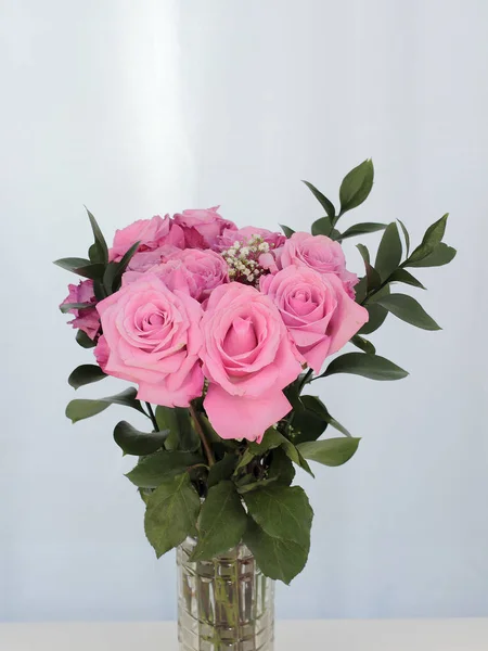 Vibrant Bouquet of Beautiful Pink Roses — Stock Photo, Image