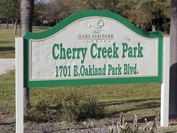 Cherry Creek Park sinal fora — Fotografia de Stock