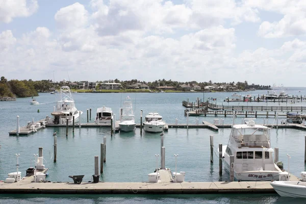 Boats Docked and Traveling in Jupiter Inlet — Stock Photo, Image