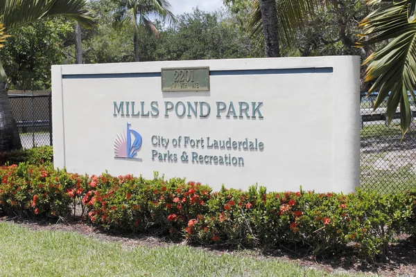 Mills Pond Park Sisäänkäynti merkki — kuvapankkivalokuva