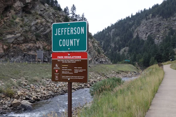 Jefferson County Park Regolamento segno vicino Clear Creek Path — Foto Stock