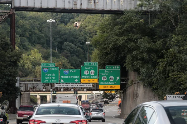 Many Highway Signs and Summer Vehicle Traffic in Pittsburgh — Stock Photo, Image