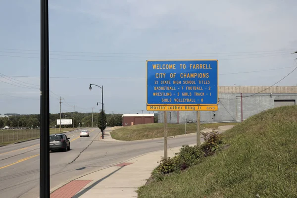 Blue and Orange Welcome Road Sign to Farrell, Bajnokok Városa — Stock Fotó