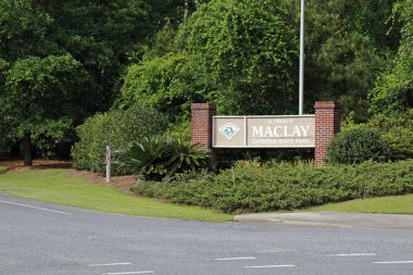 Alfred B. Maclay Bahçeleri Eyalet Parkı Tabelası Güneşli Bahar Günü