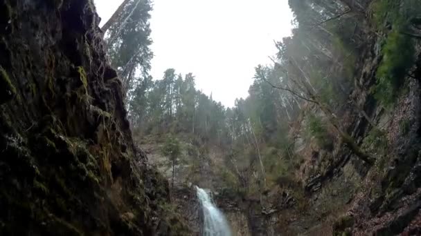 Maniavskii vattenfall i Gorgany — Stockvideo