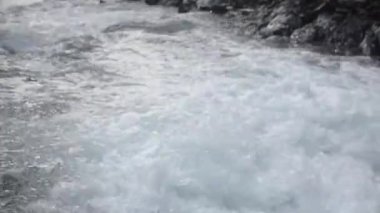 Dağlık nehir su akışı