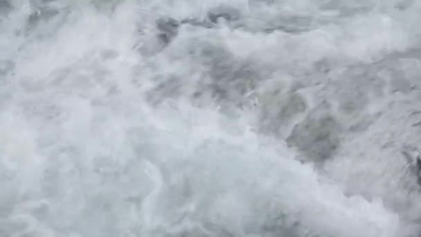 Débit d'eau dans la rivière montagneuse 