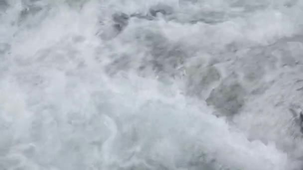 Flusso d'acqua nel fiume montagnoso — Video Stock