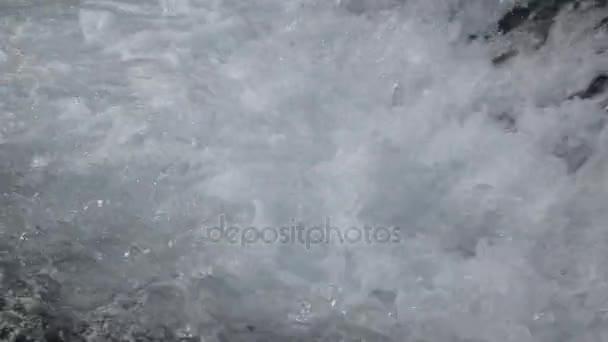 Поток воды в горной реке — стоковое видео