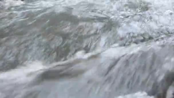 Débit d'eau dans la rivière montagneuse 