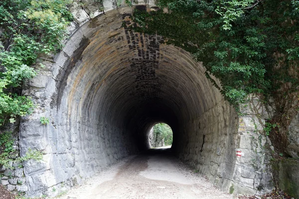 Тунель в горах — стокове фото