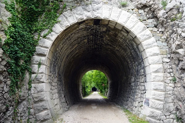 Túnel na rocha — Fotografia de Stock