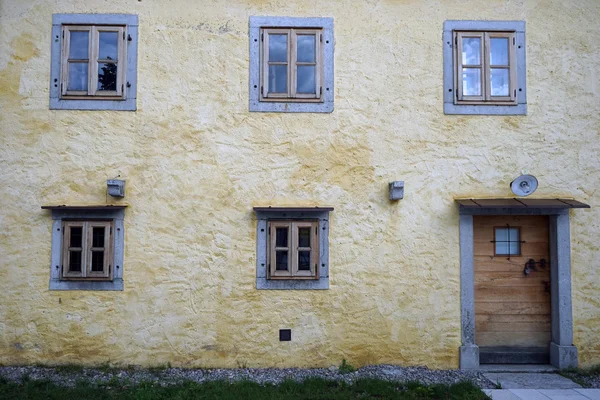 Raam, muur en deur van het huis — Stockfoto