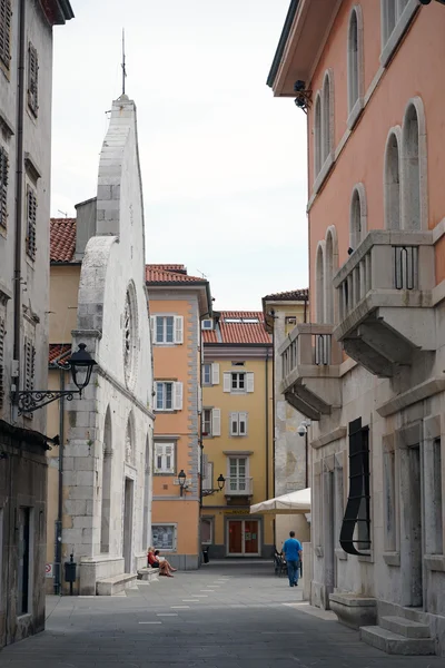 Pequeña calle cerca de la iglesia católica — Foto de Stock