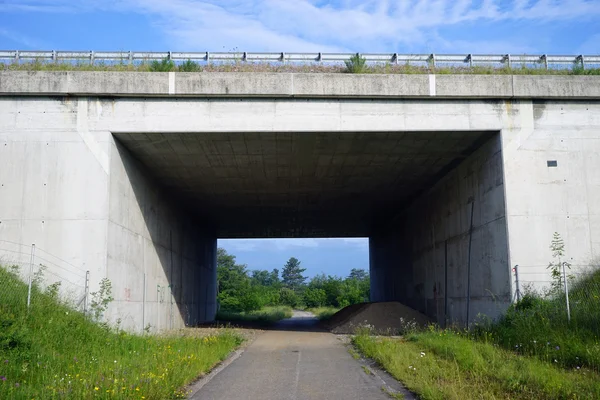Een tunnel onder de snelweg — Stockfoto