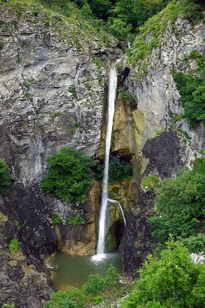 Wasserfall auf den Felsen — Stockfoto