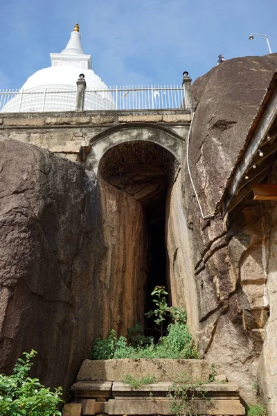 Isurumuniya скелі храм — стокове фото