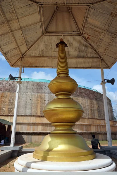 Estupa dourada sob telhado — Fotografia de Stock