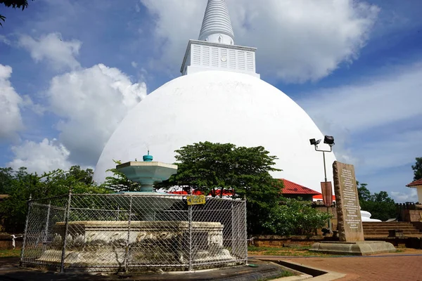 Fountain and Mirisawetiya Stupa — Stock Photo, Image