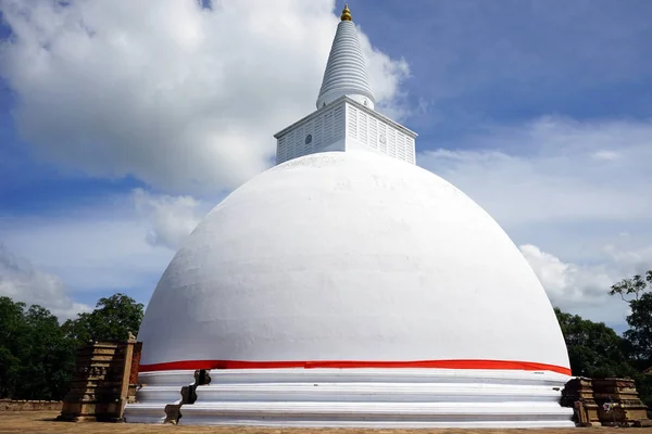 Mirisawetiya Stupa och moln — Stockfoto