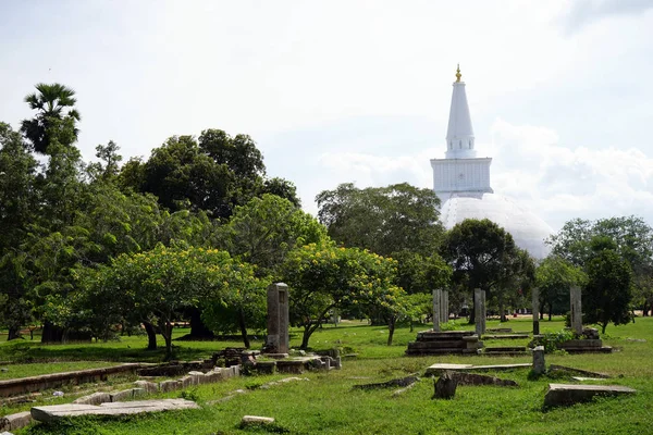 Ruines et Ruwanwelisaya Dagoba — Photo