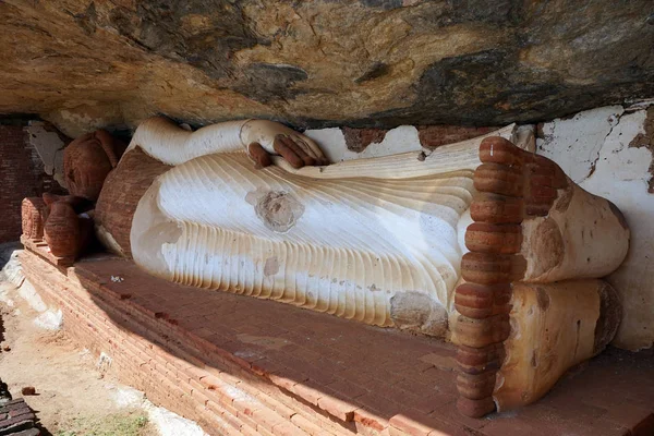 Большой Будда в пещере — стоковое фото