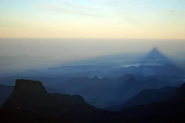 Гора и тень — стоковое фото